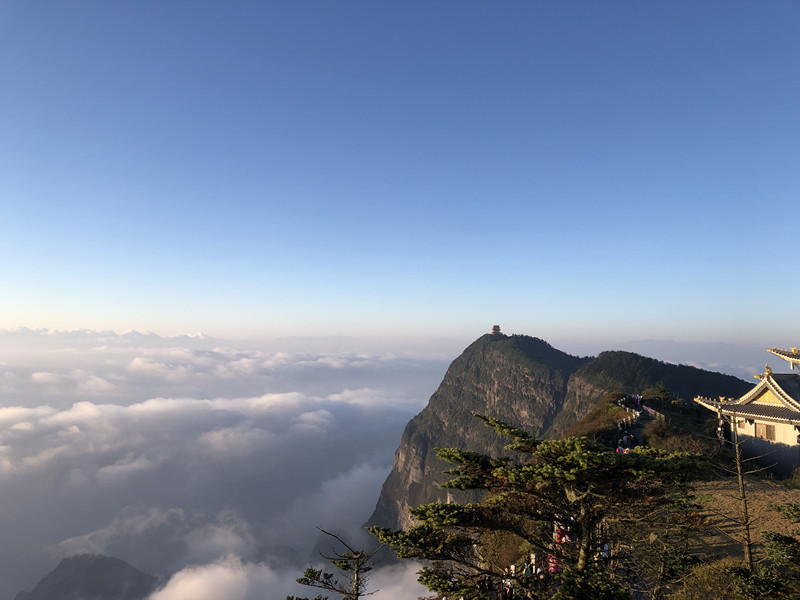峨眉山顛的清晨——四川成渝高速公路股份有限公司成渝分公司+黃新華