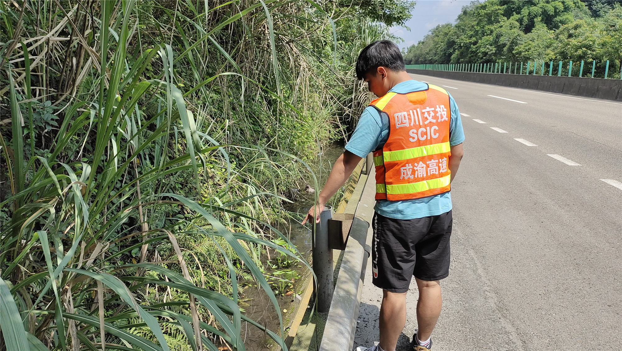 邊溝清淤排除隱患 不忘初心為民服務