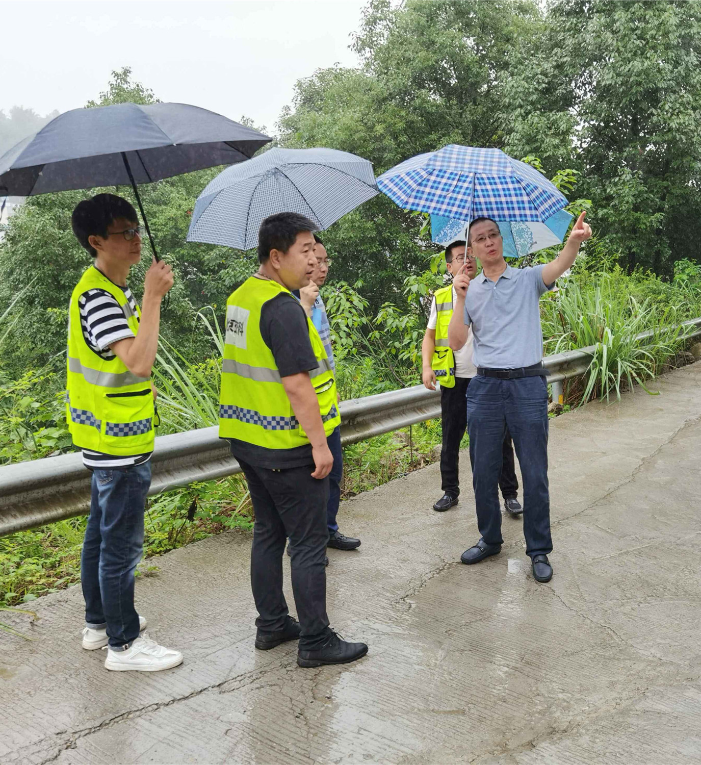 公司黨委委員、副總經理周禮中帶隊檢查成渝高速公路資陽段汛期道路養護工作