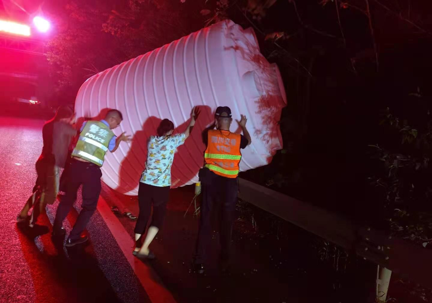 資陽管理處緊急處置高速公路貨車散落貨物