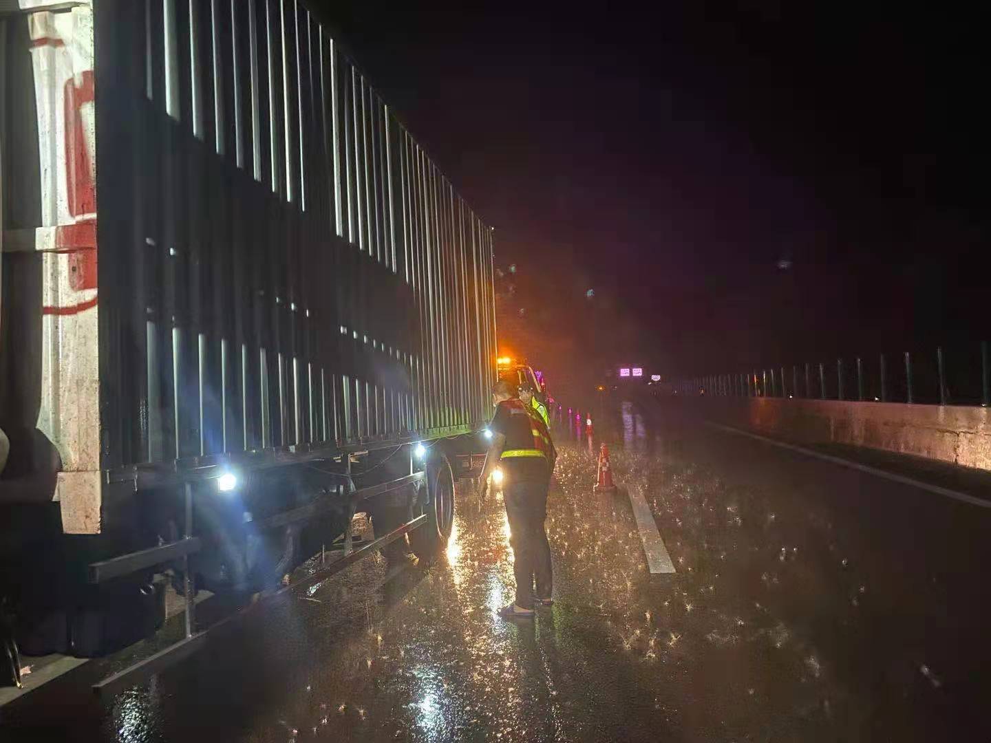 內江管理處積極應對汛期惡劣天氣