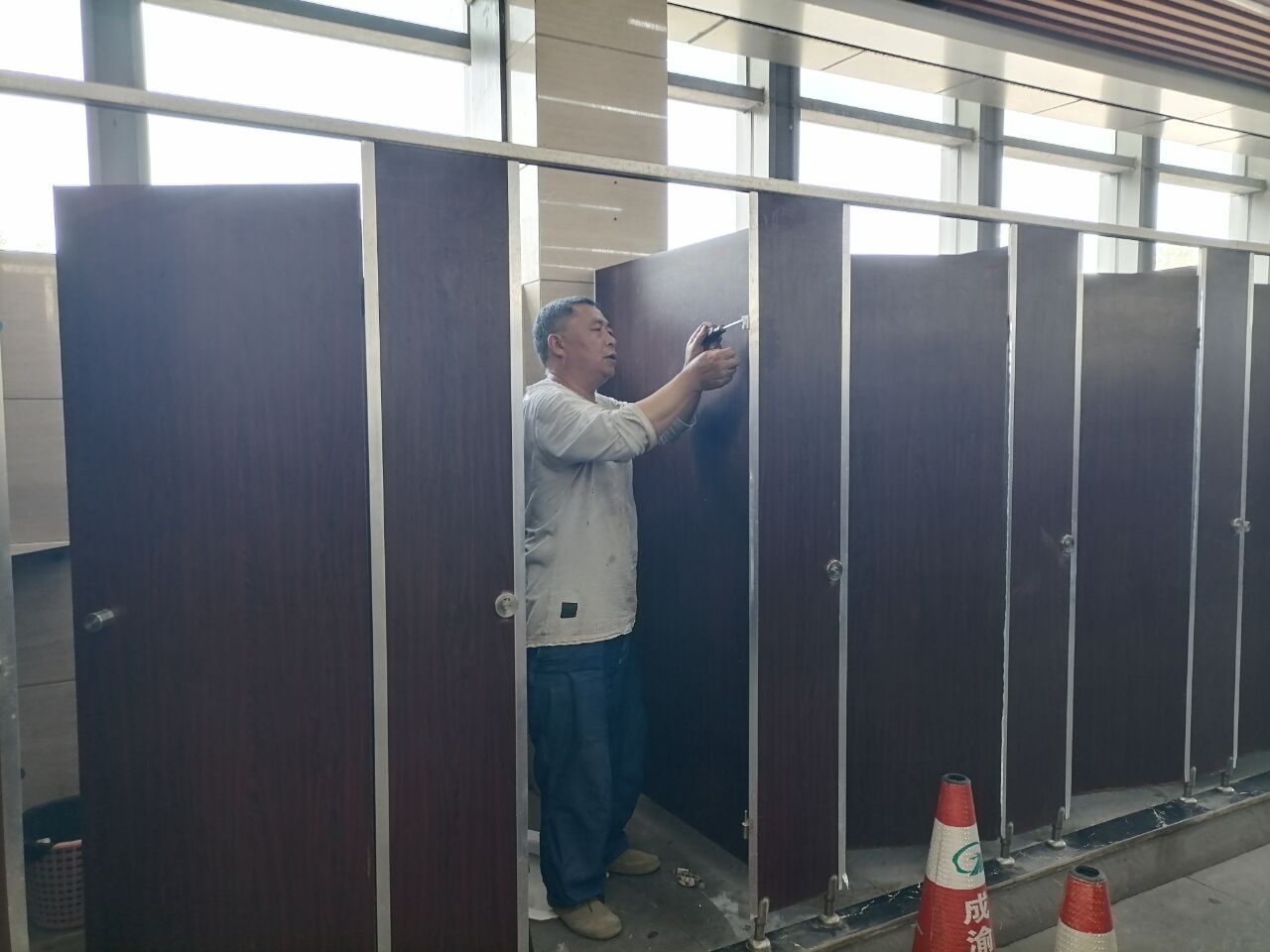 簡訊：成渝高速公路內江服務區集中整治公廁環境