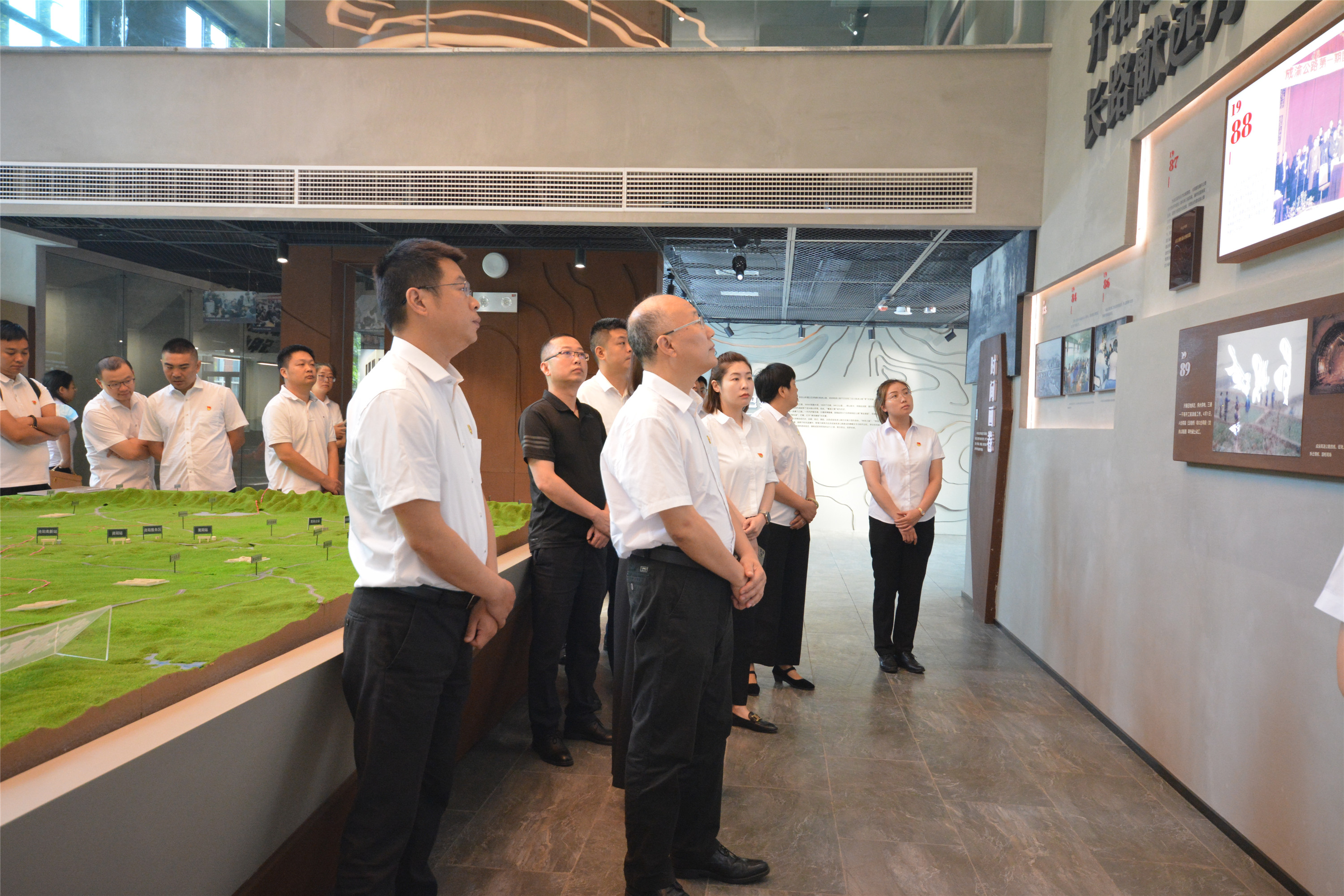 蜀道集團稽查管理中心參觀成渝高速公路歷史展示館