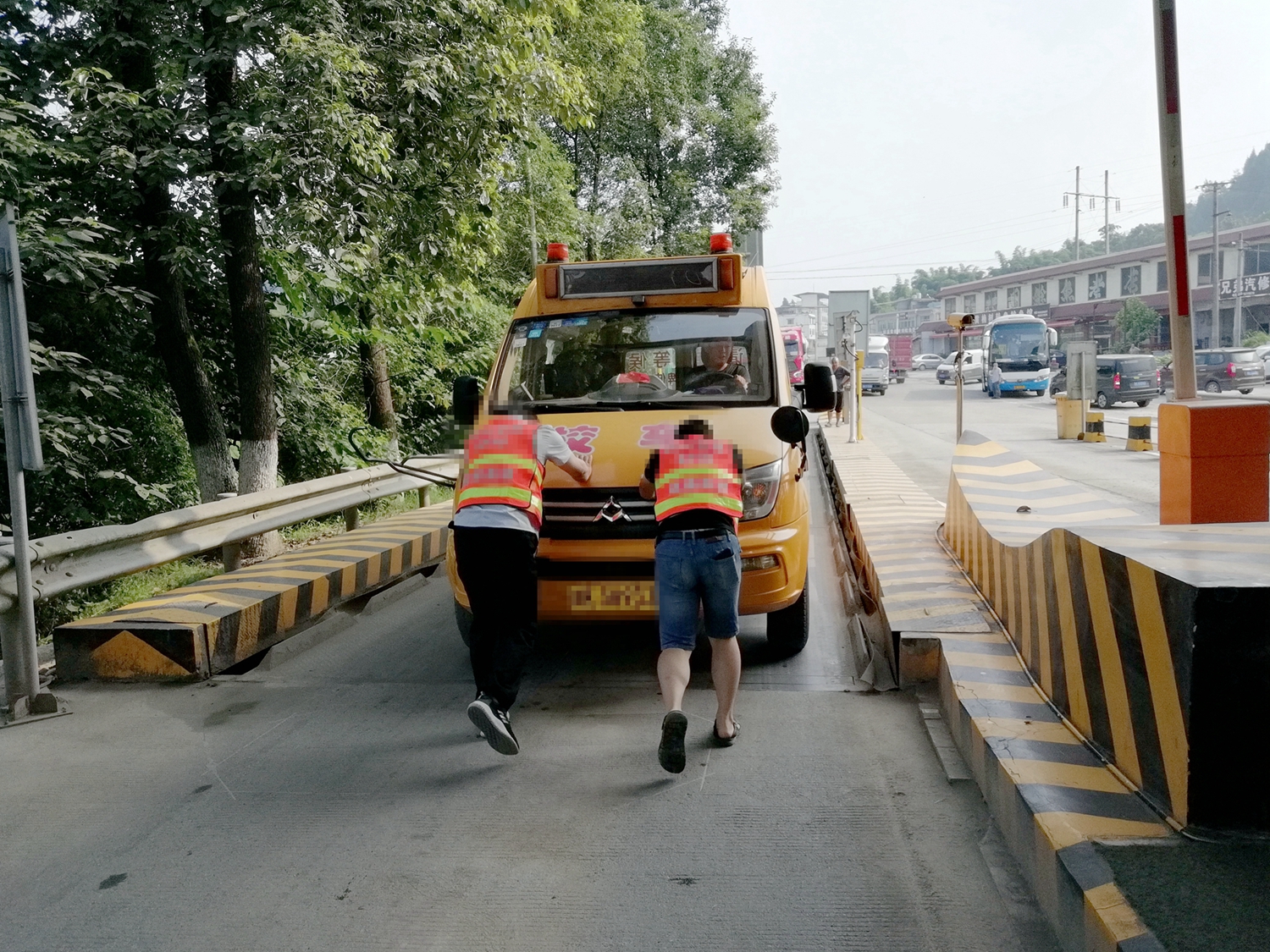 成渝高速公路球溪西收費站積極維護道口通行秩序