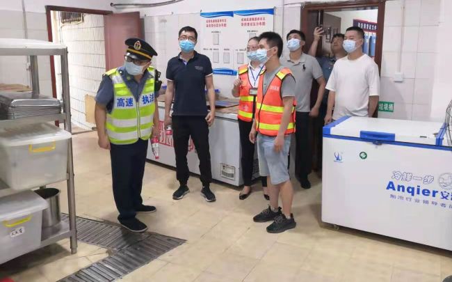 成渝高速公路隆昌停車區(qū)進(jìn)一步加強(qiáng)經(jīng)營管理