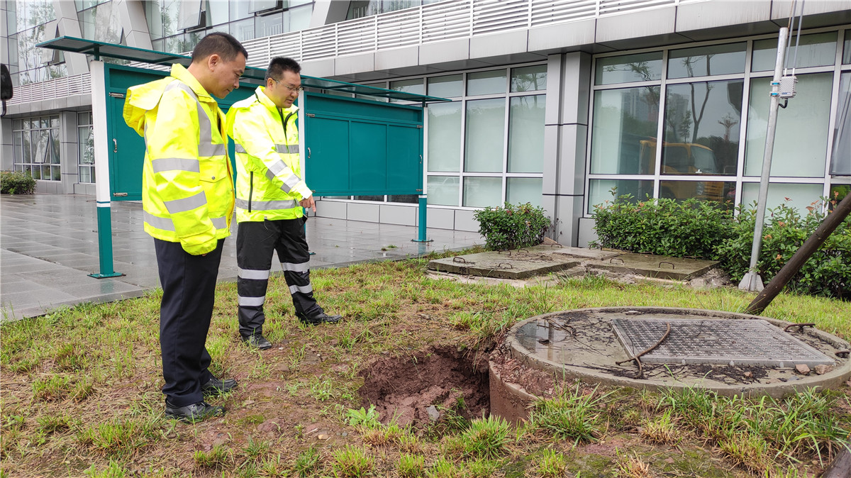 成渝高速公路簡陽收費(fèi)站積極開展雨后安全隱患排查