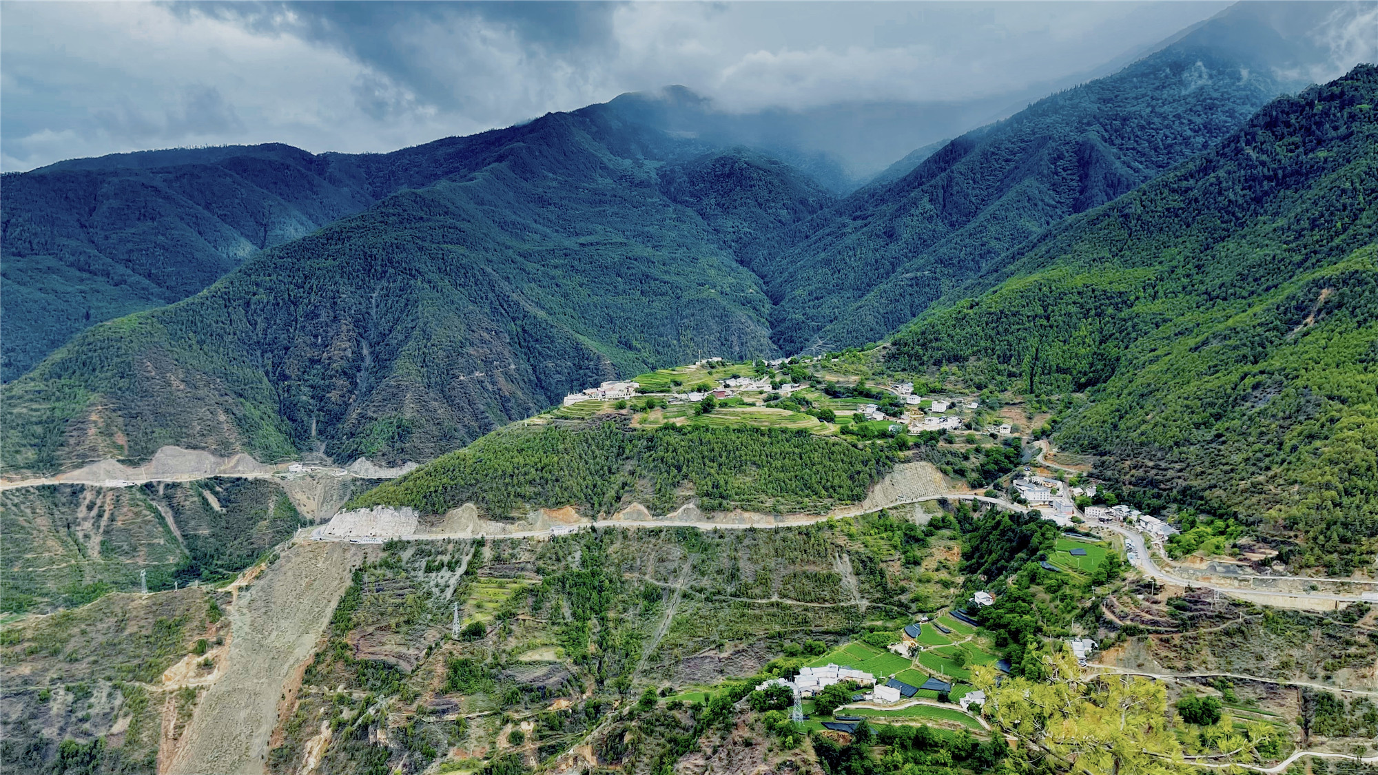 走進大山——四川成渝高速公路股份有限公司成渝分公司高華慶_副本 走進大山——四川成渝高速公路股份有限公司成渝分公司高華慶_副本