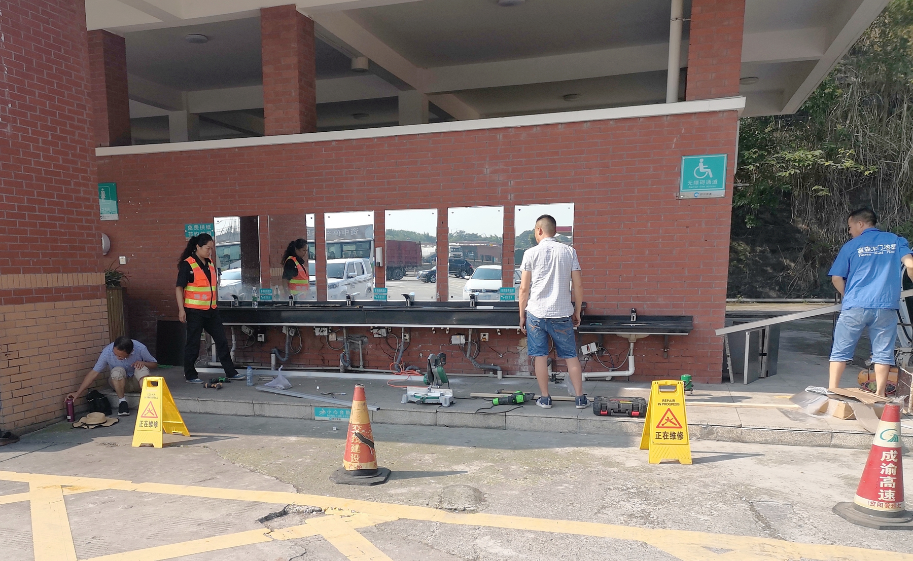 成渝高速公路資中停車區完成“廁所革命”整改任務
