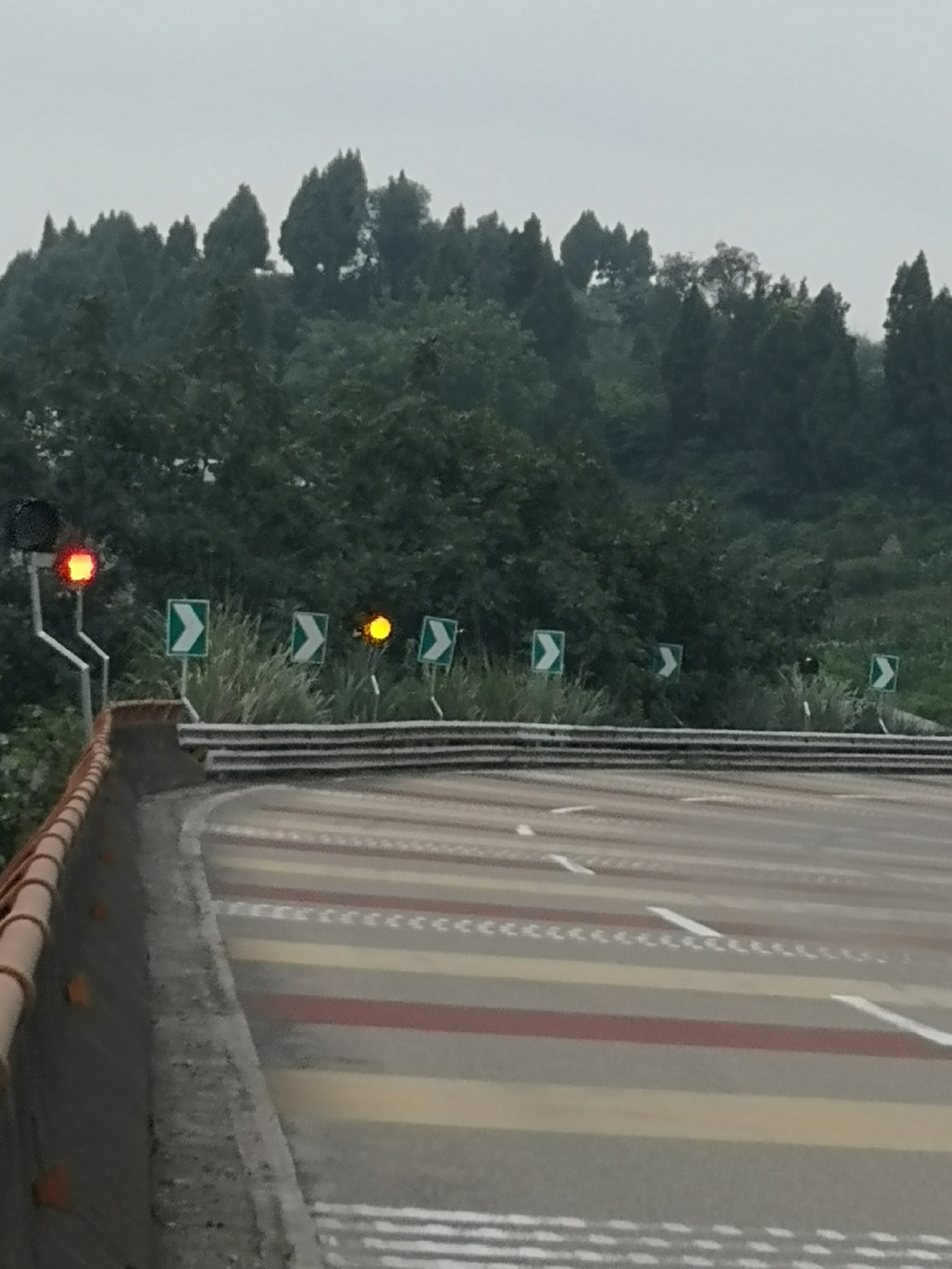 成渝高速公路資陽段持續完善道路交安設施