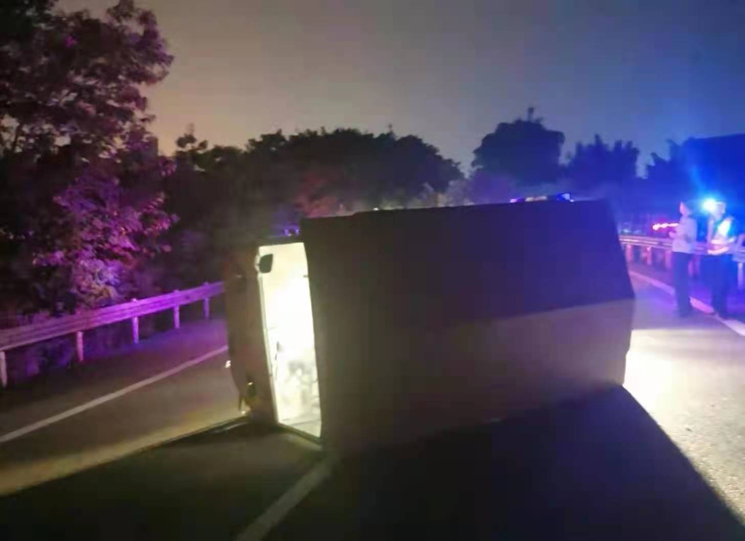 成渝高速公路內江聯勤辦快速清除占道貨物