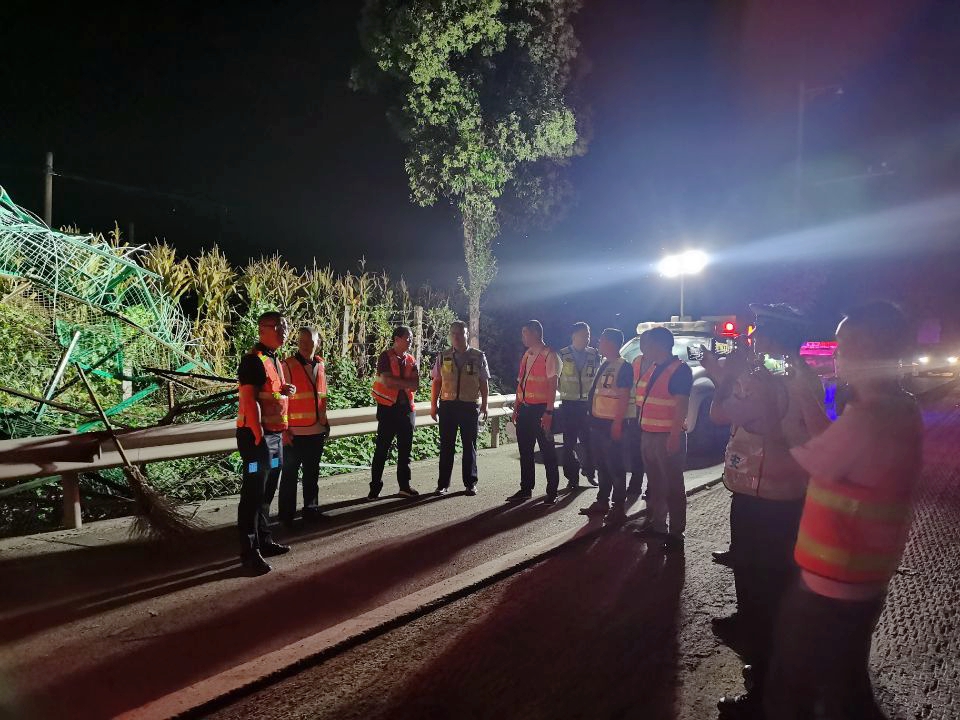 8.10+徐博+資陽管理處成功拆除橫跨成渝高速受損人行天橋