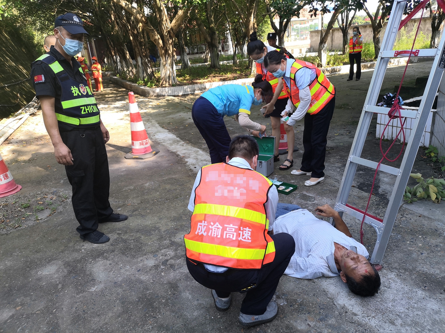 成渝高速公路資中停車區開展高處墜落生產安全事故現場處置應急演練