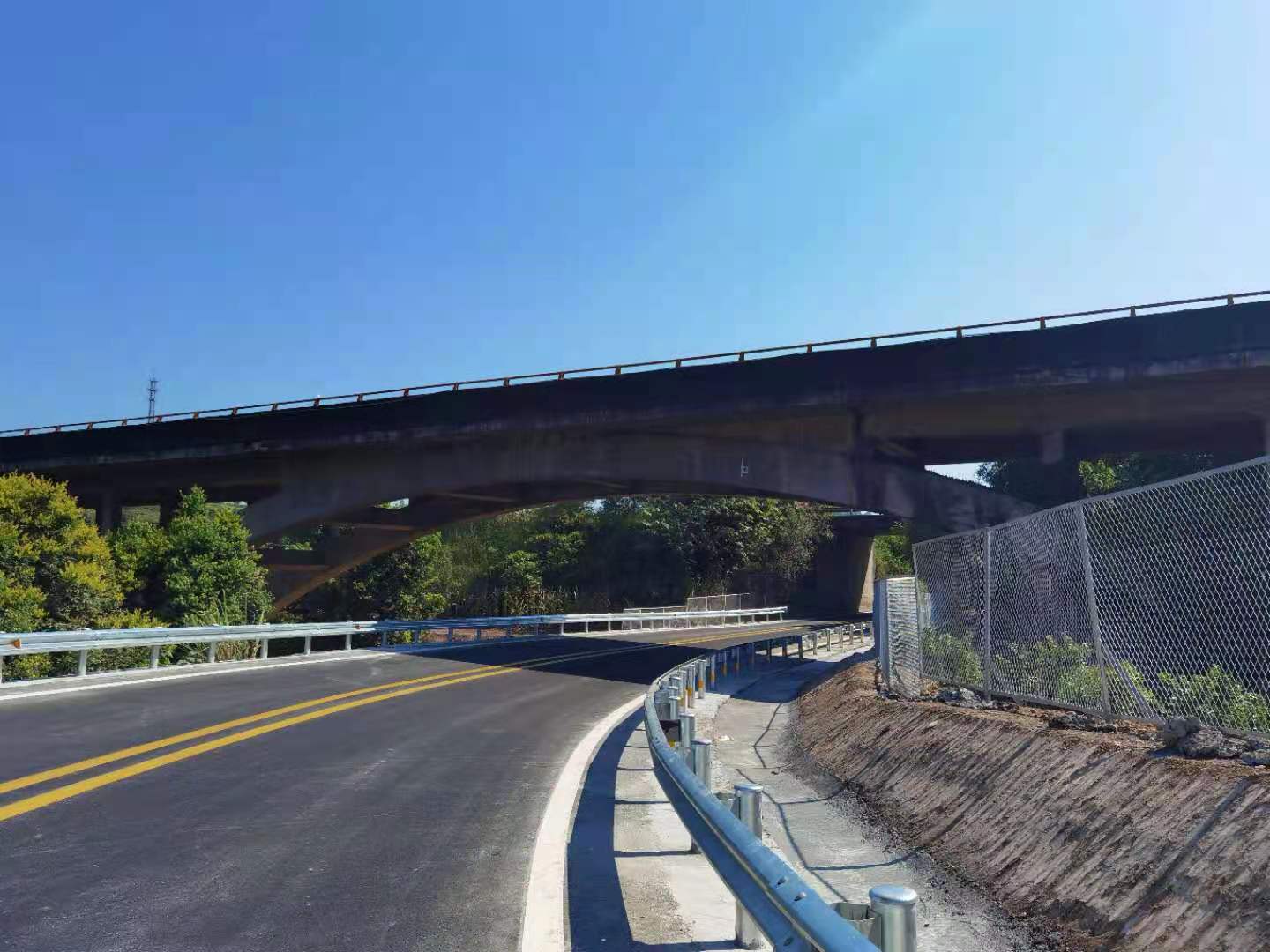 成渝高速公路銀山互通匝道路面調坡升級改造工程全面完工