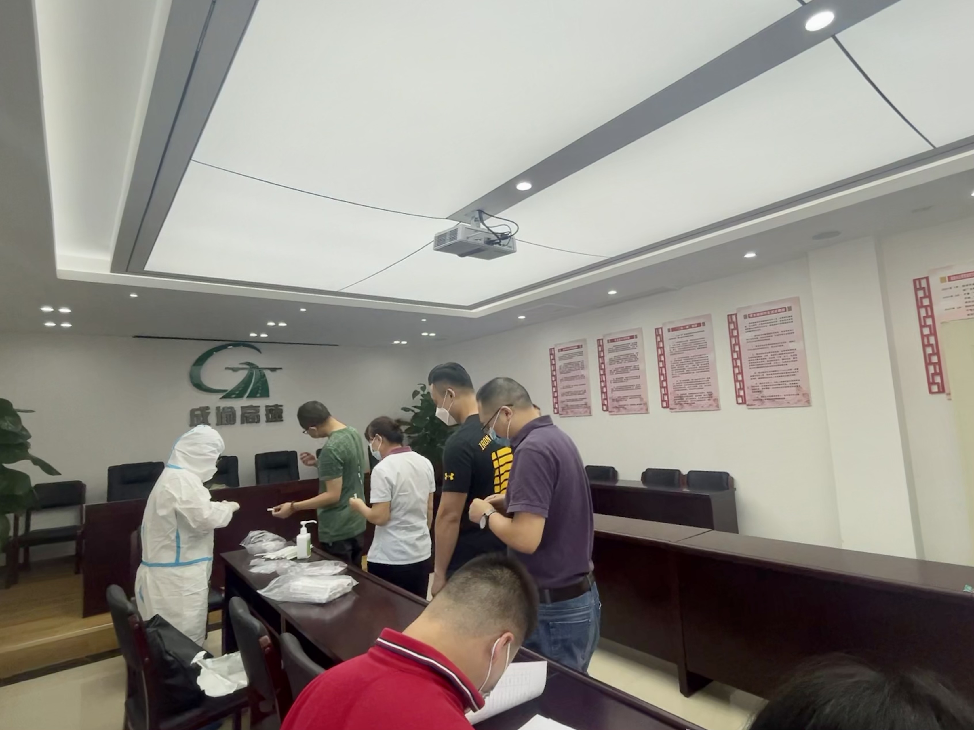 8.3+鄭蕾+公司組織本部員工開展新冠肺炎核酸檢測采樣工作
