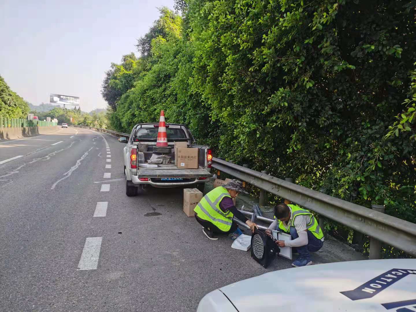 資陽管理處完成臨崖路段黃閃慢警示燈安裝工作