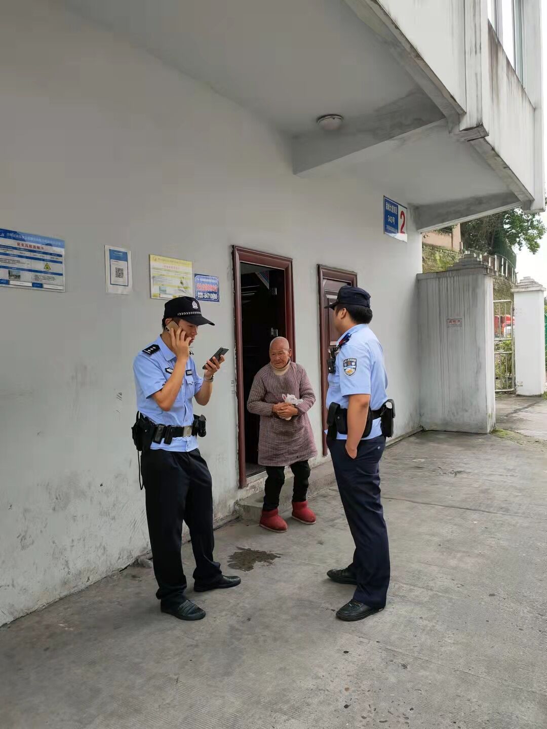成渝高速市中區收費站熱心幫助走失老人