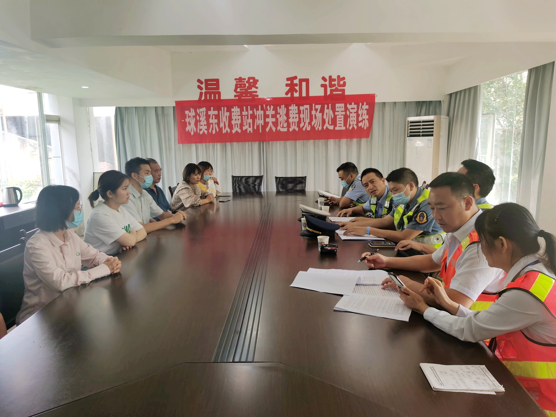 成渝高速公路球溪東收費站組織開展沖關逃費事件現場處置演練