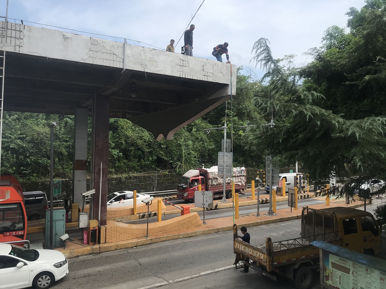 成渝高速公路椑木收費(fèi)站順利解決安全島積水隱患