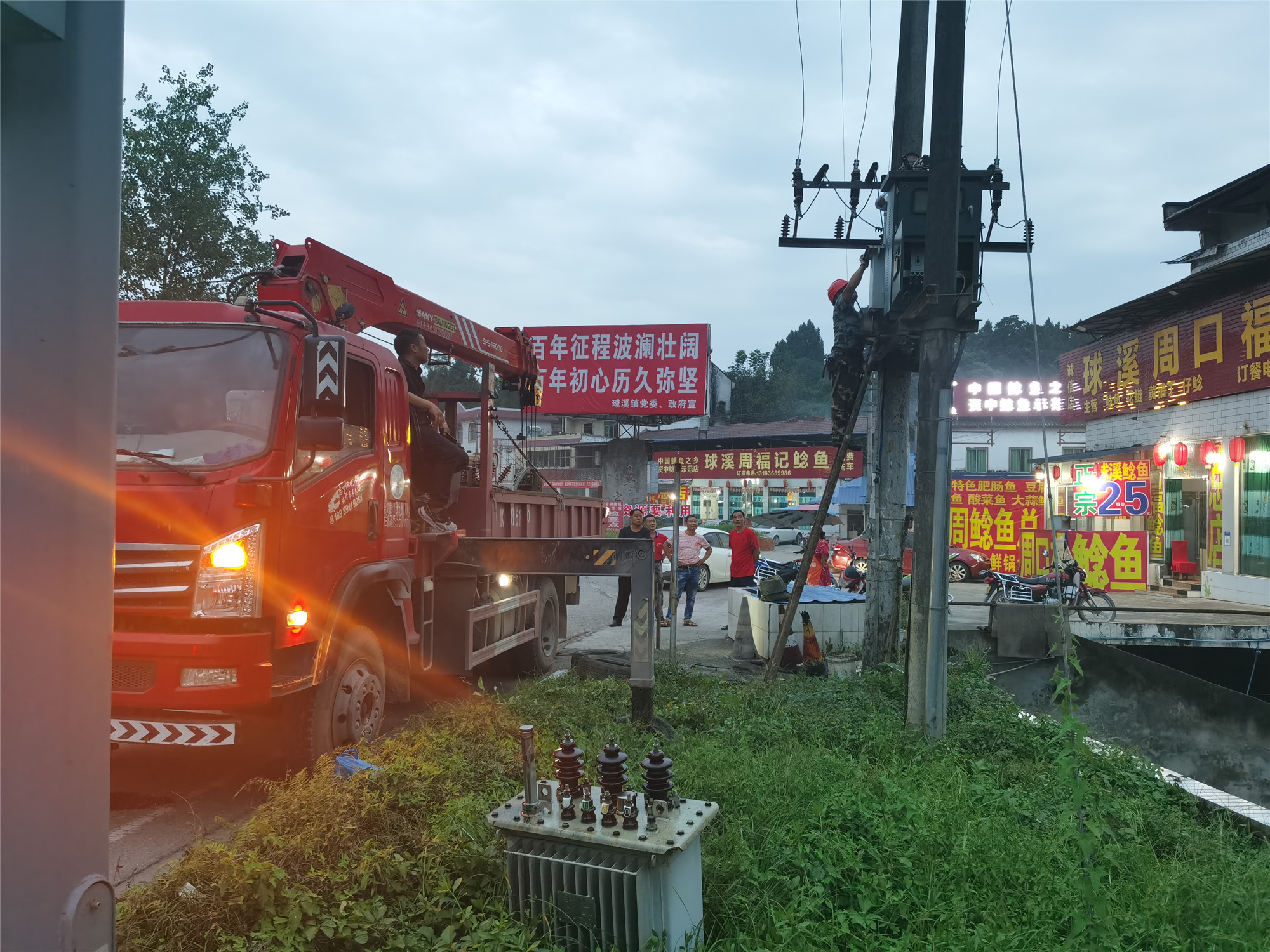 市政供電突發(fā)故障 收費(fèi)站員工全力保暢