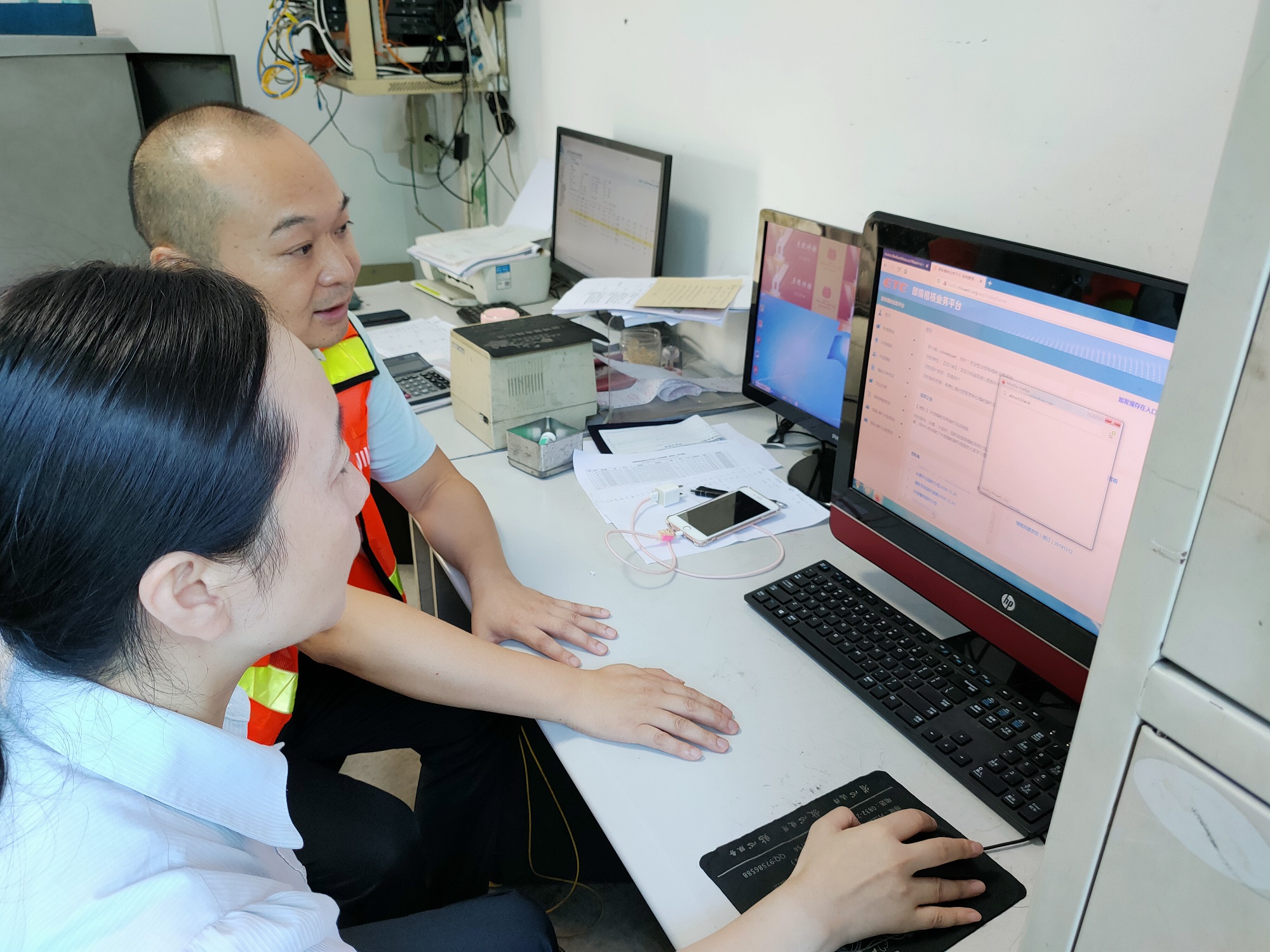 鉆研業務知識 提高履職能力