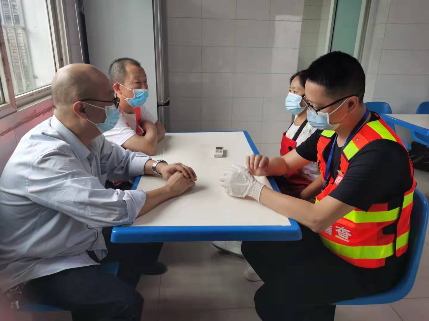 成渝高速銀山收費站加強食堂管理