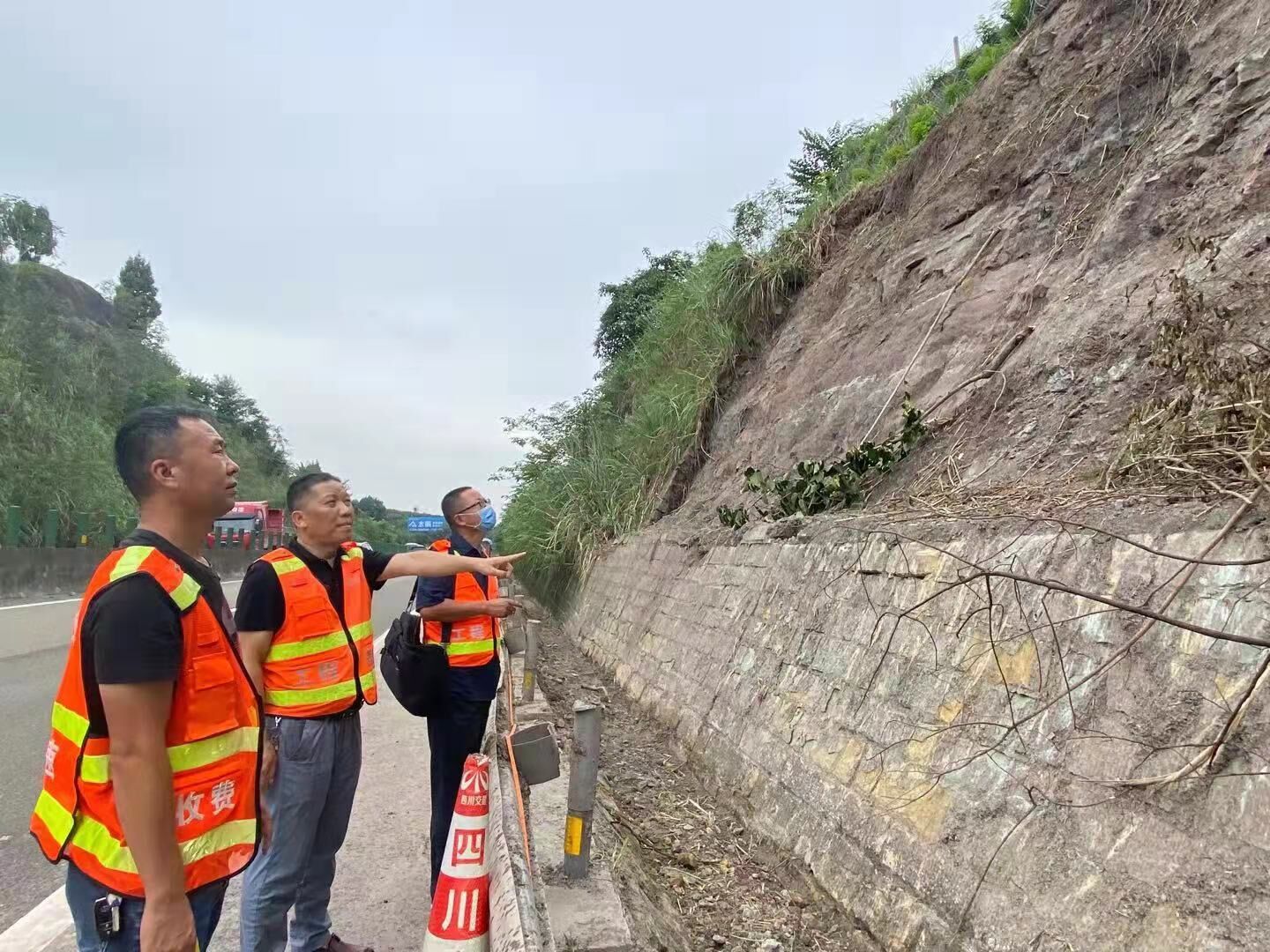資陽管理處配合保險公估公司勘察K2039+550渝成向護面墻塌方現場