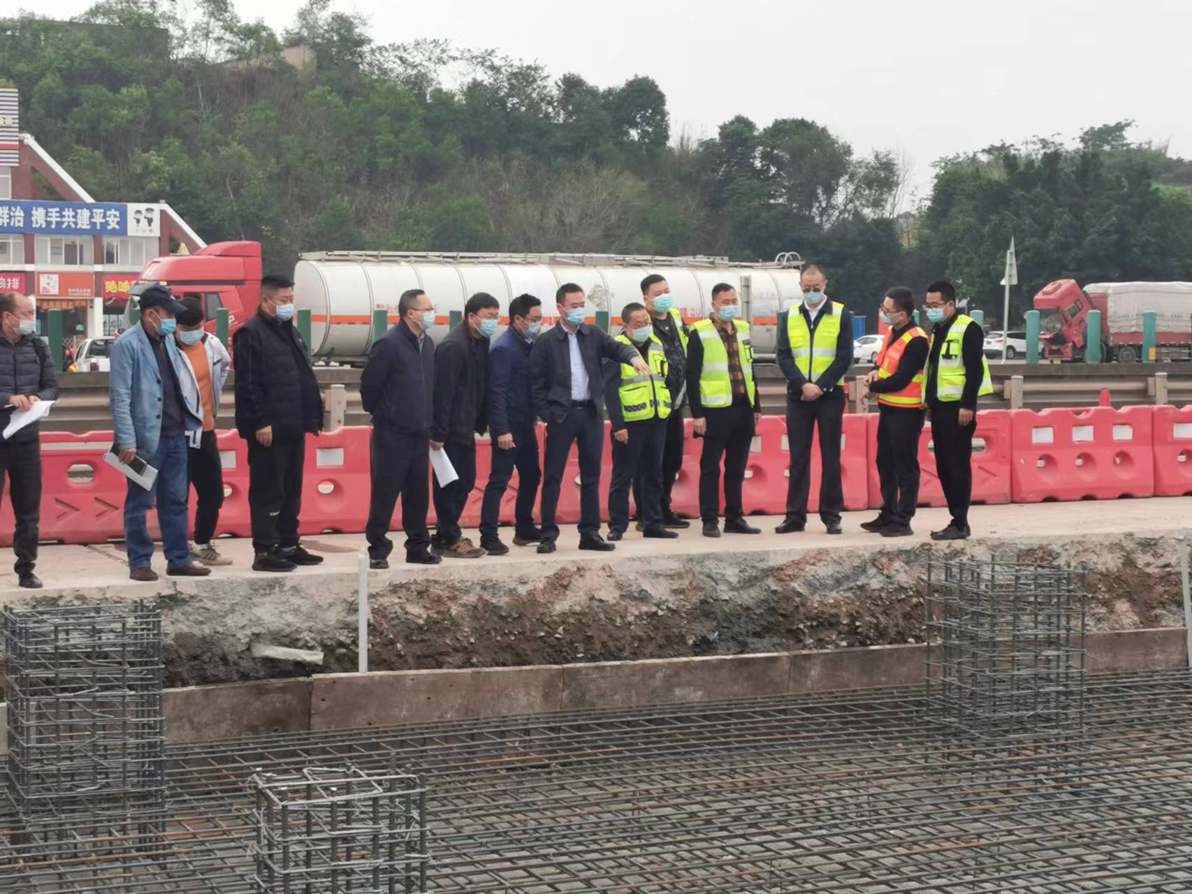 成渝分公司檢查成渝高速公路資中停車區(qū)換電站項(xiàng)目建設(shè)開工情況