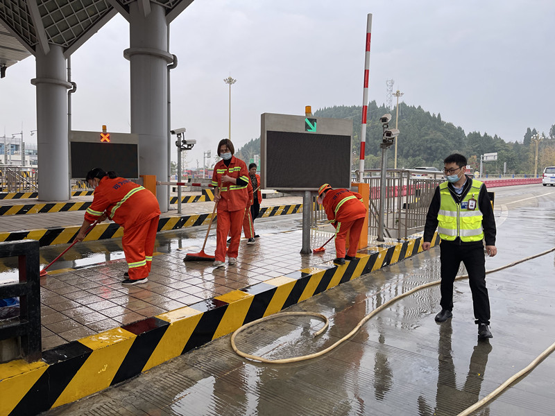成渝高速資陽(yáng)收費(fèi)站強(qiáng)化車道環(huán)境衛(wèi)生治理