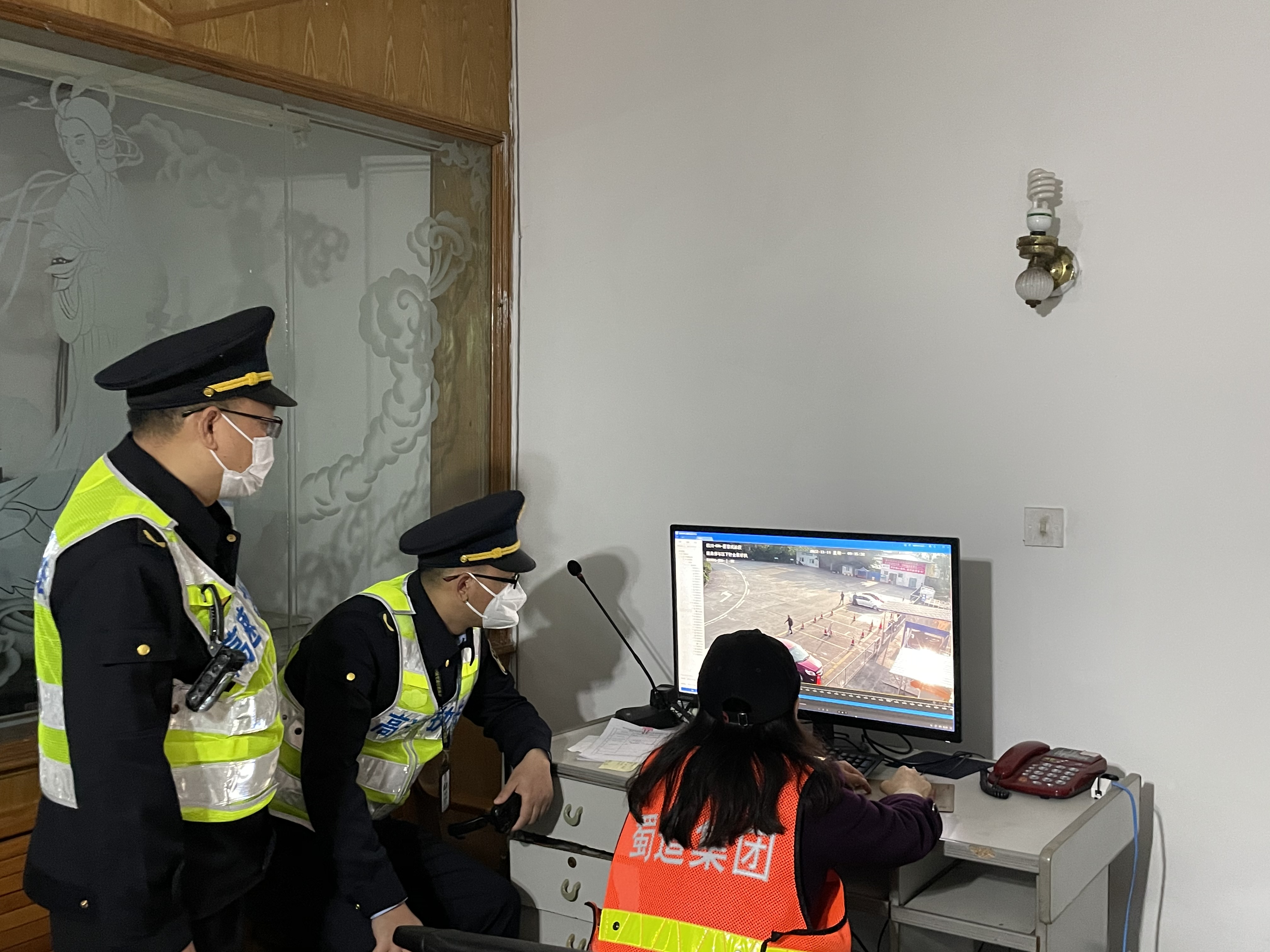 成渝高速隆昌停車區聯合高速執法開展常態化安全檢查