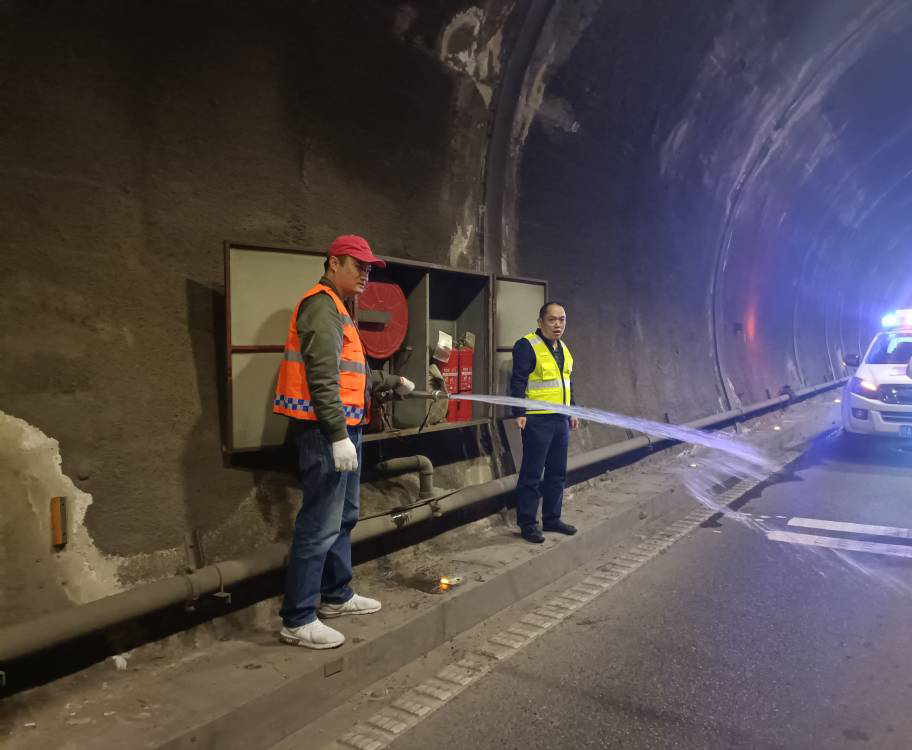 成都管理處組織開展成渝高速龍泉山隧道消防栓水壓測試工作