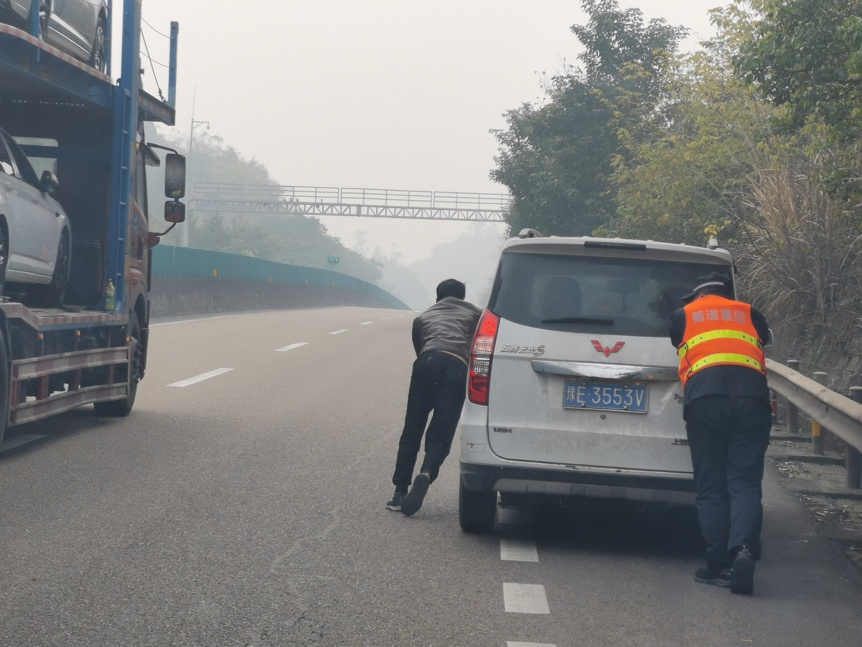 內江管理處路產管護隊員熱心援助故障車輛受贊譽