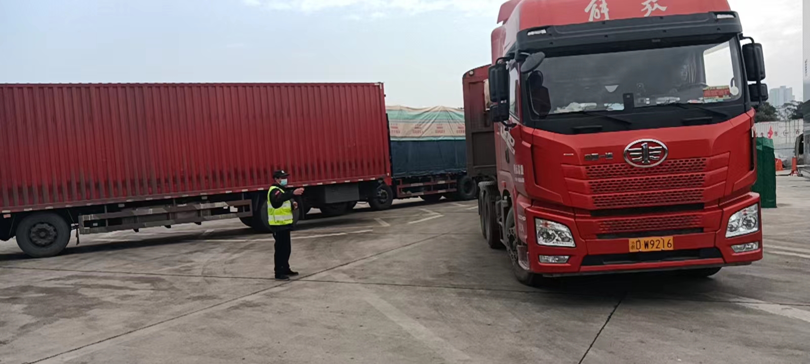 資陽管理處積極維護資中停車區成渝電走廊暨重卡換電站施工現場安全秩序