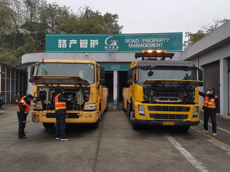 2022.12.29+成渝分公司+內(nèi)江管理處路產(chǎn)管護(hù)大隊(duì)加強(qiáng)節(jié)前車輛及應(yīng)急物資安全檢查+楊智勇
