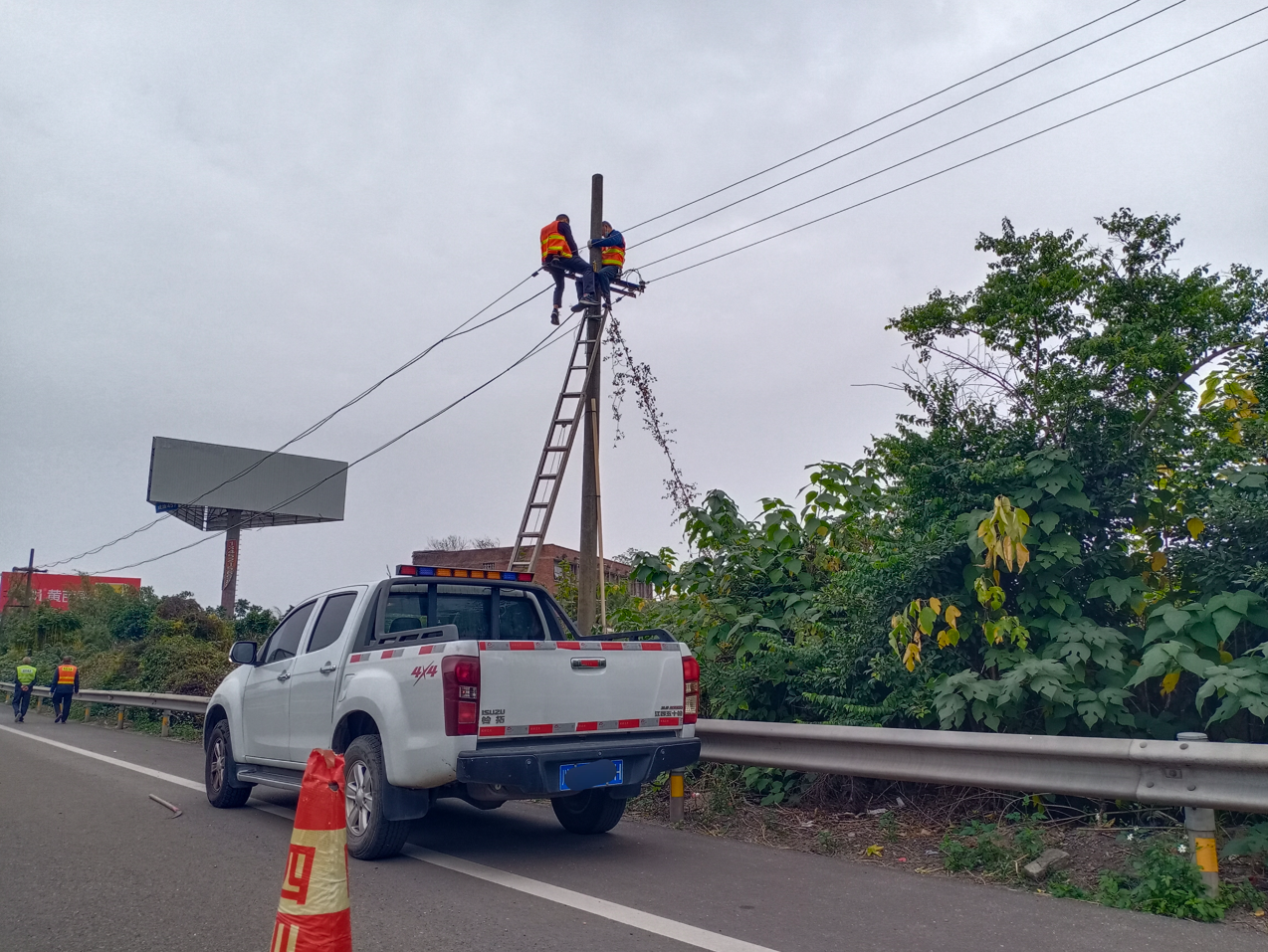 內江管理處自主完成電路搶修高空作業 助力機電管理降本增效