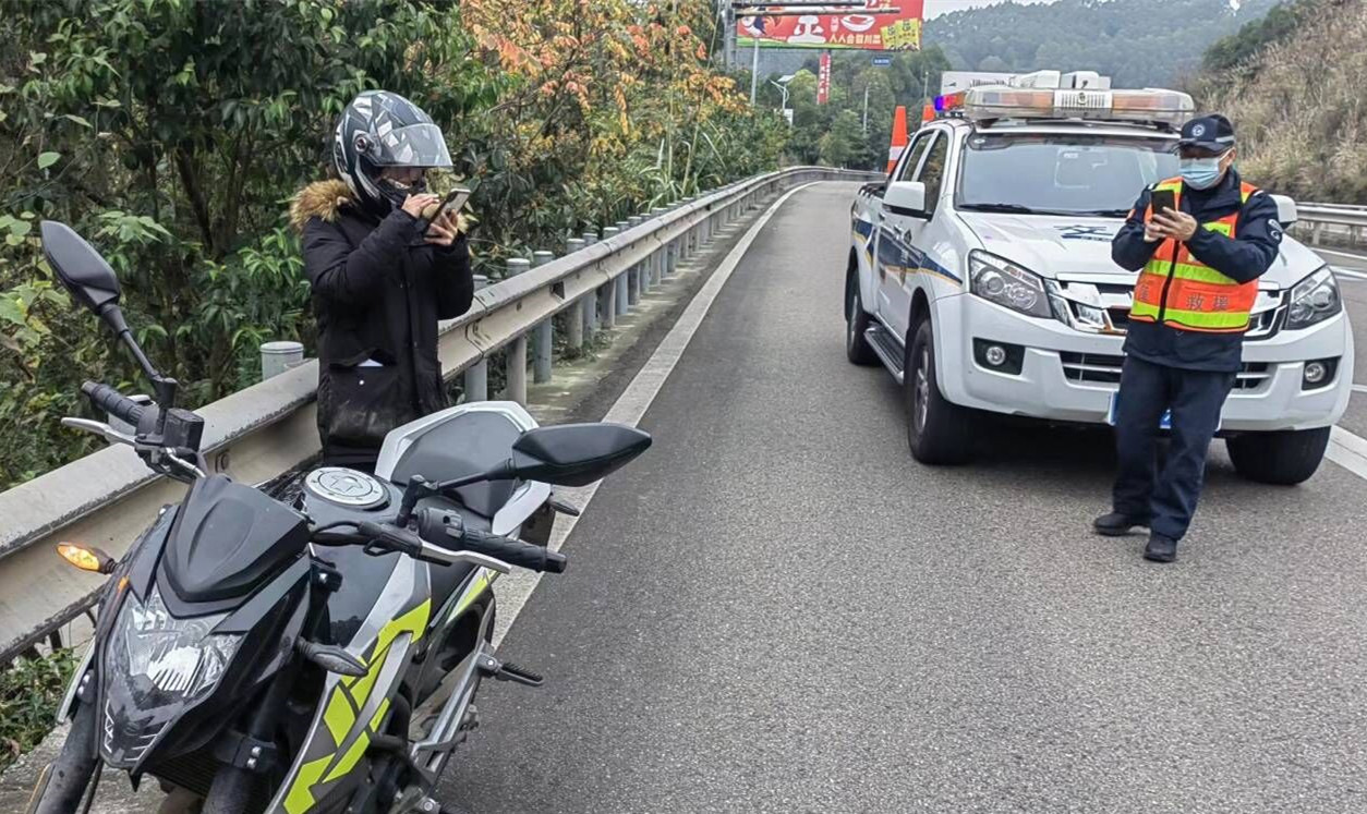 12.5+蔡軍雄+成都管理處妥善處置誤入高速公路摩托車