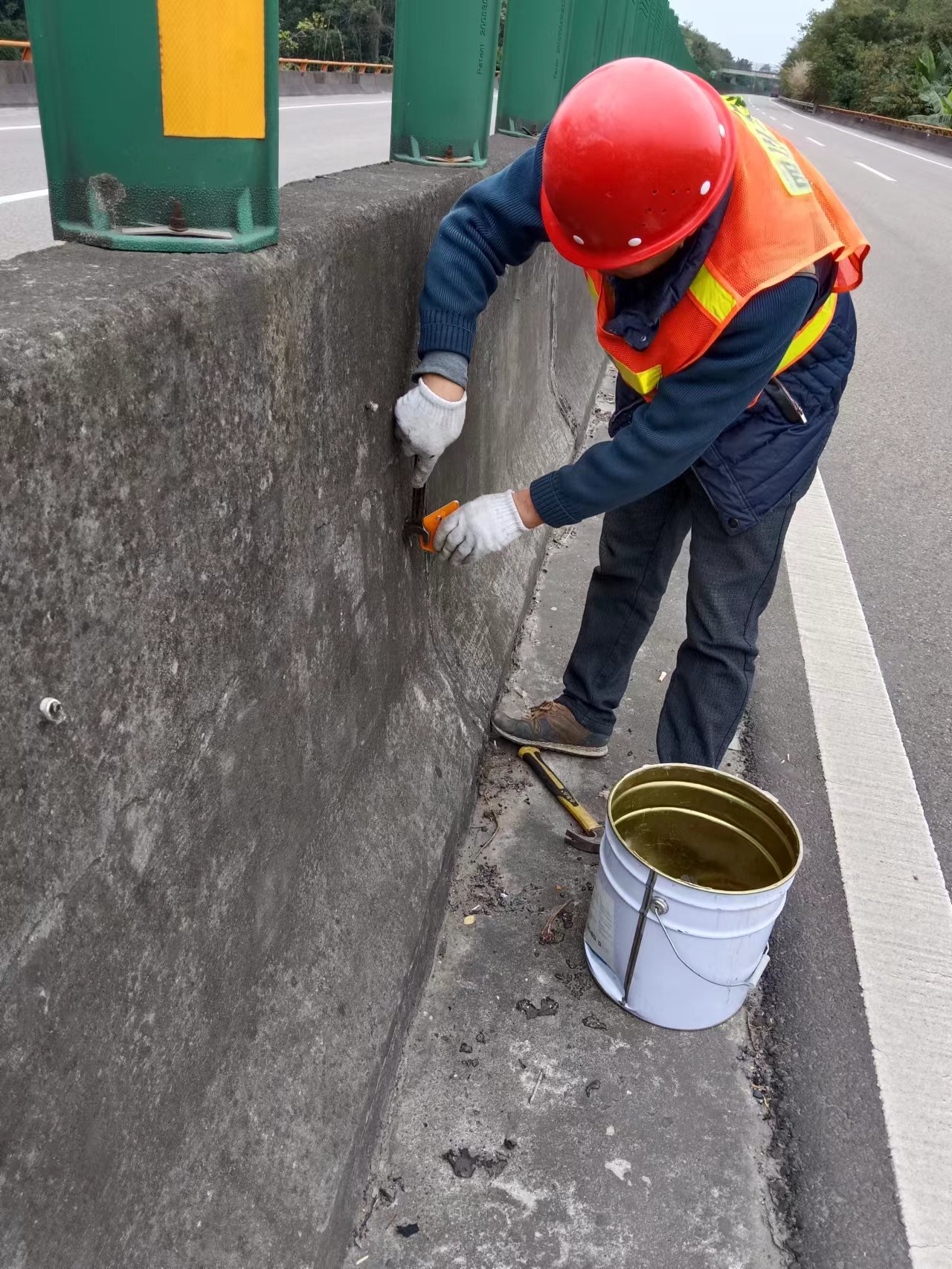 資陽管理處完成路域反光輪廓標更新安裝作業