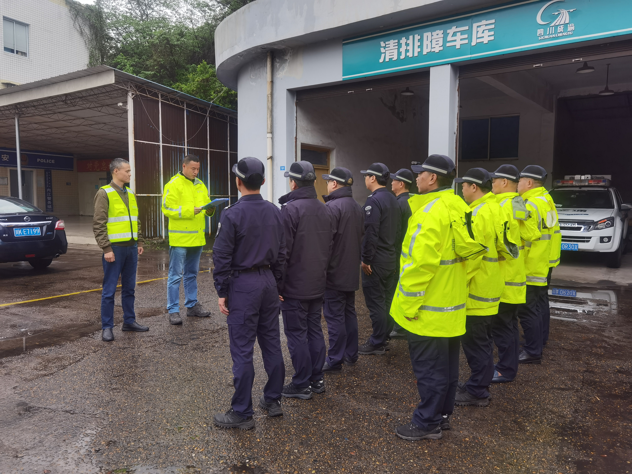 內(nèi)江管理處開展路產(chǎn)管護(hù)換胎作業(yè)考核