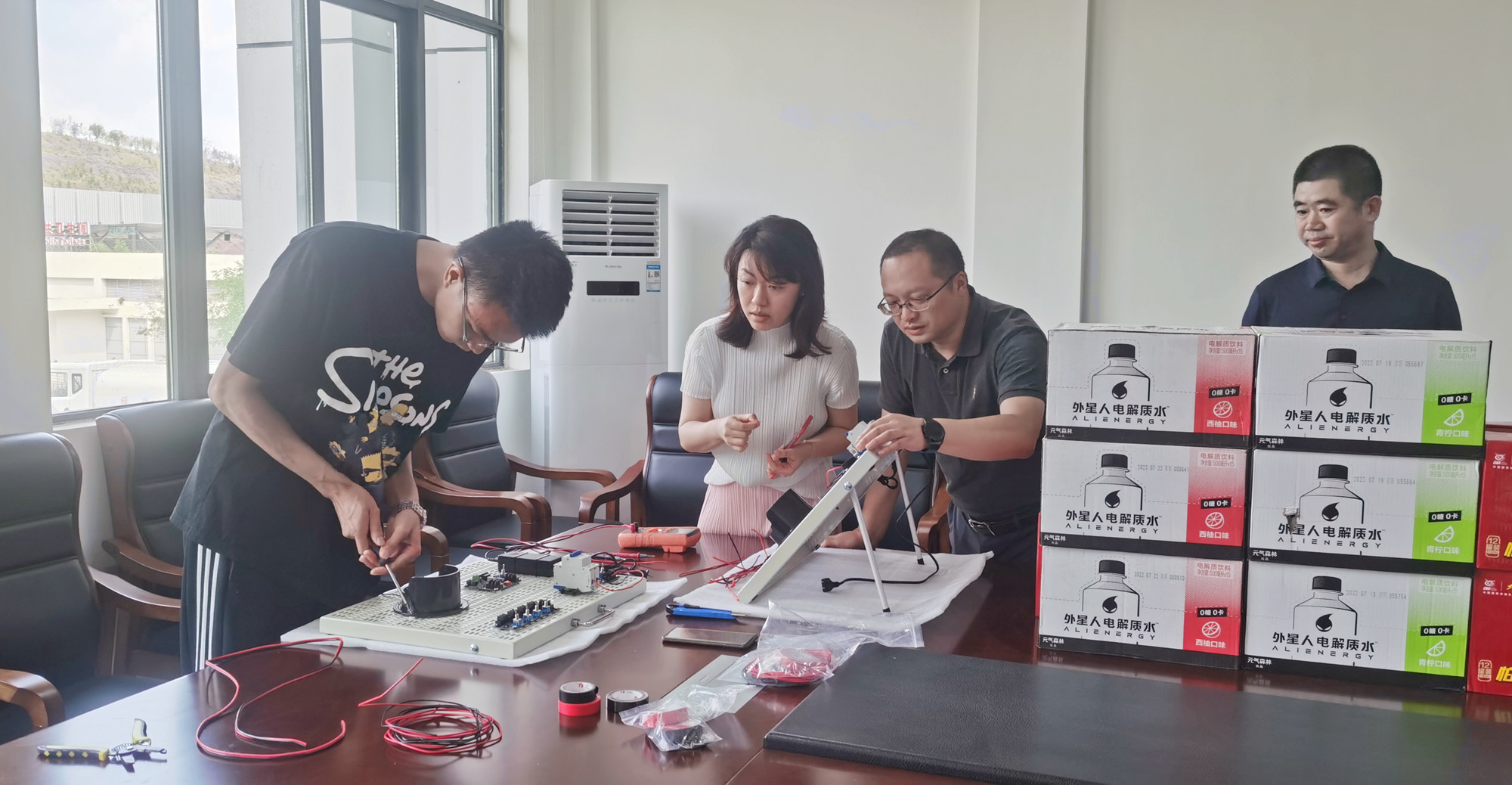 成渝分公司黨委委員、工會主席羅新蕾赴資陽管理處慰問職工職業技能大賽參賽選手