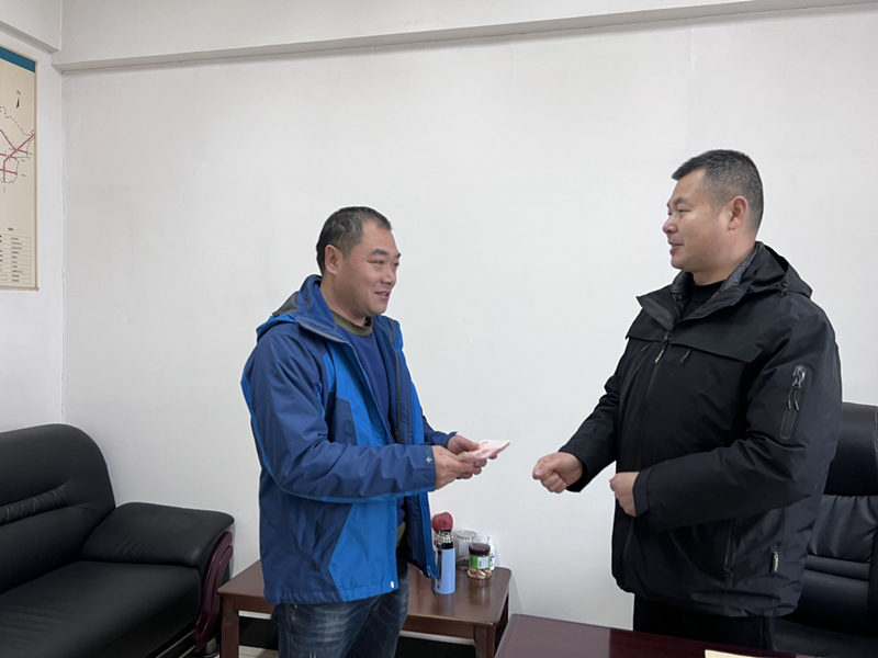 資陽(yáng)管理處走訪(fǎng)慰問(wèn)困難職工及困難職工家庭子女
