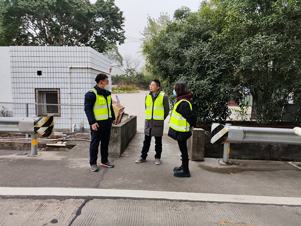 成渝分公司黨委委員、副總經理鄧勇到成渝高速龍泉湖收費站開展春節慰問暨保暢工作檢查