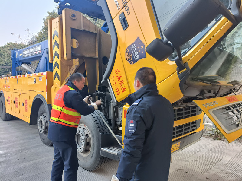 成都管理處路產管護隊開展節(jié)后清排障車輛及機具檢查工作