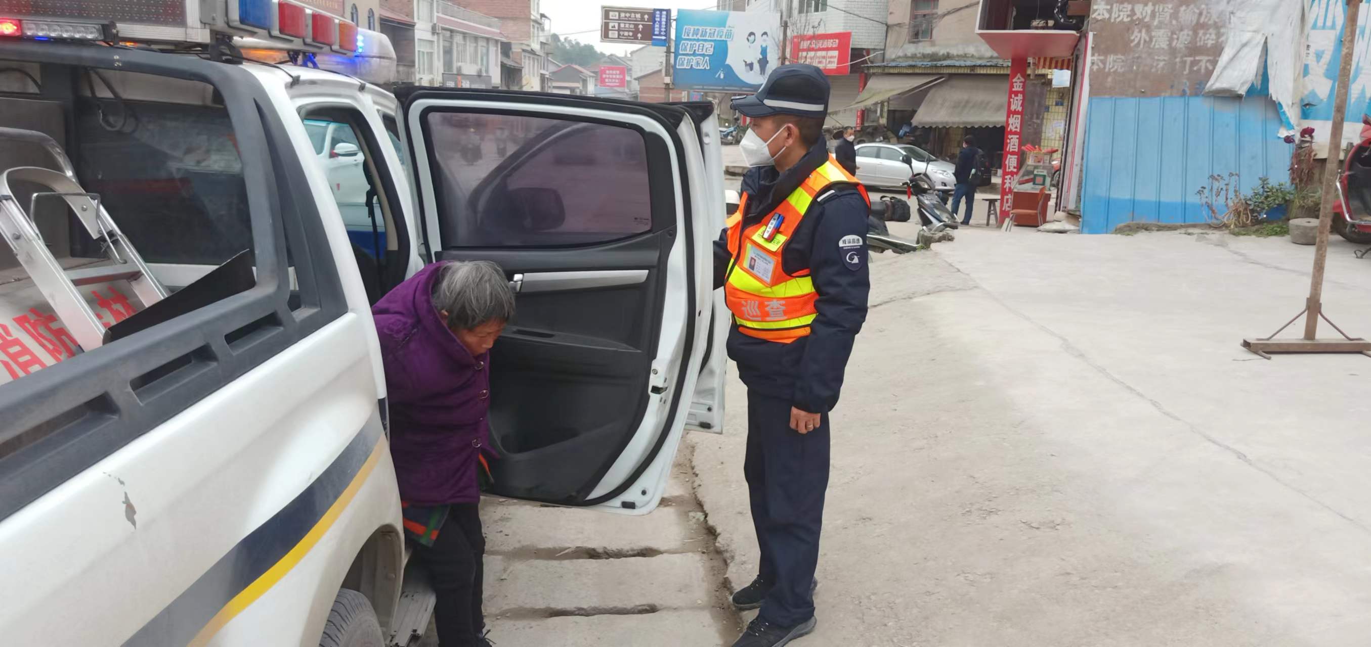 簡訊：資陽管理處護(hù)送誤入高速公路老人順利回家