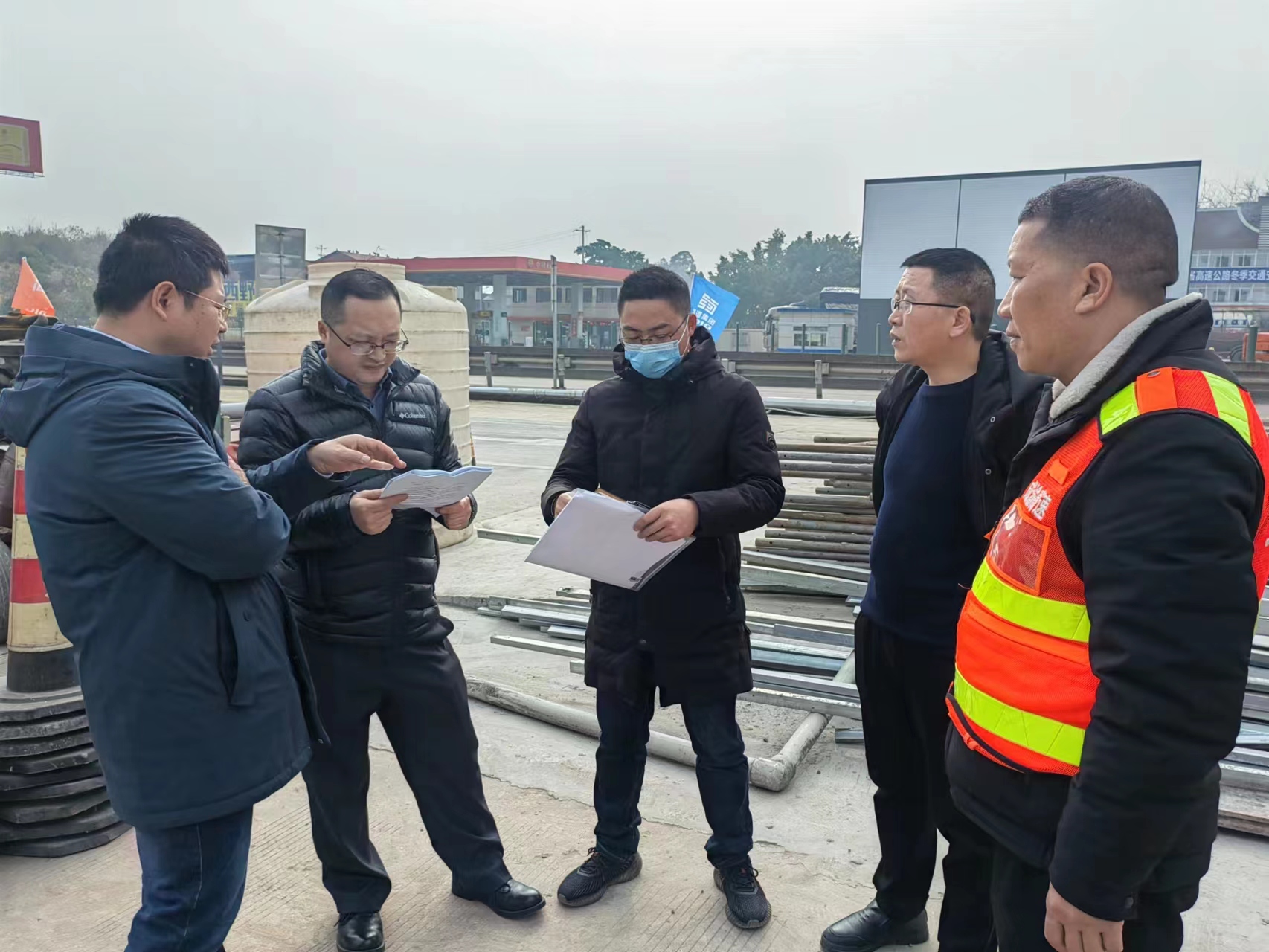 資陽管理處實地踏勘資中停車區換電站建設項目輸電管線穿越工程