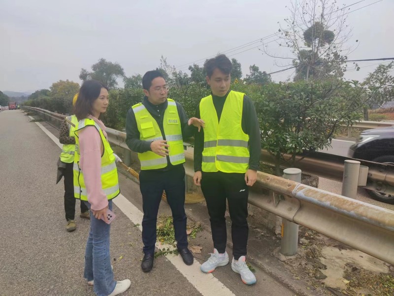 成渝分公司檢查成渝高速公路養(yǎng)護施工作業(yè)情況