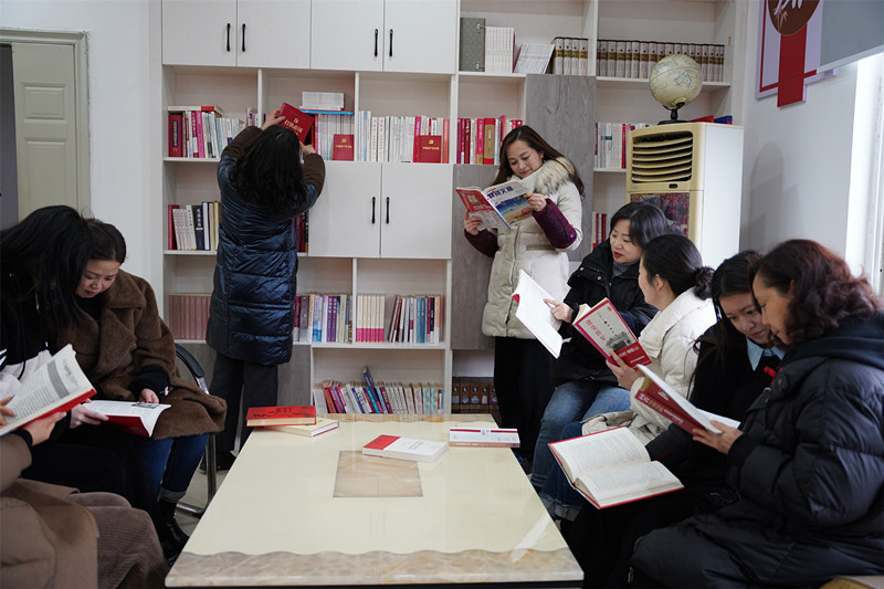 內(nèi)江管理處組織開(kāi)展“玫瑰書(shū)香”女職工讀書(shū)活動(dòng)