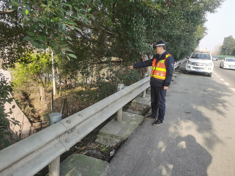 2.1+徐博+資陽管理處開展高速公路隔離網拉網式專項排查 2.1+徐博+資陽管理處開展高速公路隔離網拉網式專項排查