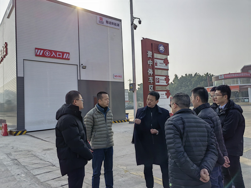 成渝公司督導成渝高速資中停車區重卡換電站建設項目