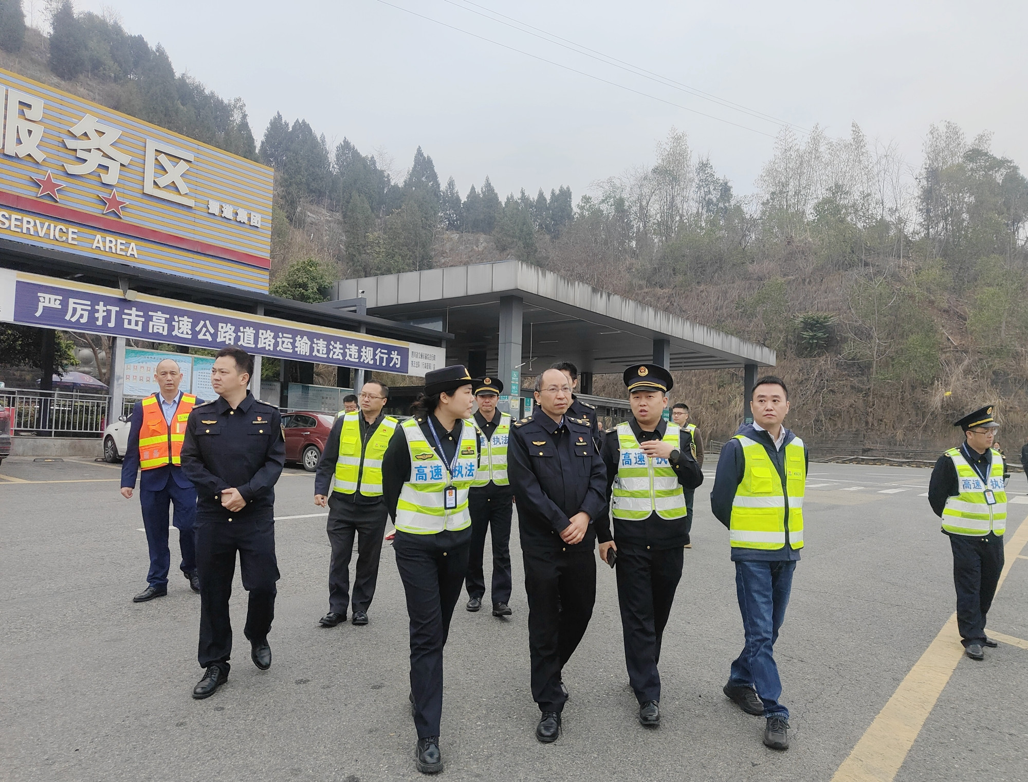 四川省交通運輸綜合行政執法總隊第一支隊督導成渝高速資陽段、內江段運營管理及環境治理工作