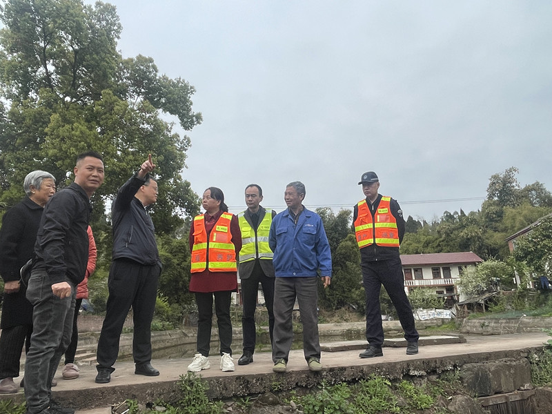成渝分公司助力地方道路建設履行國企社會責任
