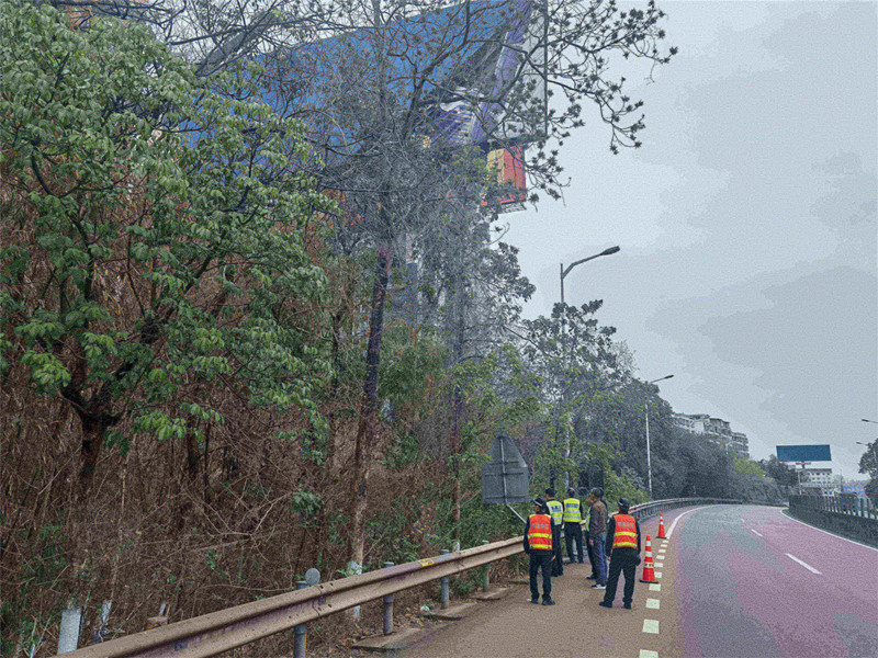 內(nèi)江管理處及時拆除破損廣告護(hù)航車輛平安通行